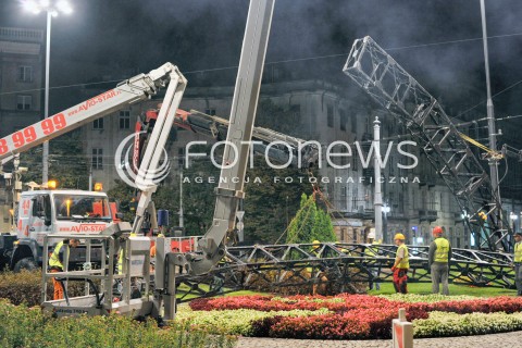  27.08.2015 WARSZAWA <br />DEMONTAZ TECZY NA PLACU ZBAWICIELA<br />N/Z ROBOTNICY DEMONTUJACY TECZE<br /> 