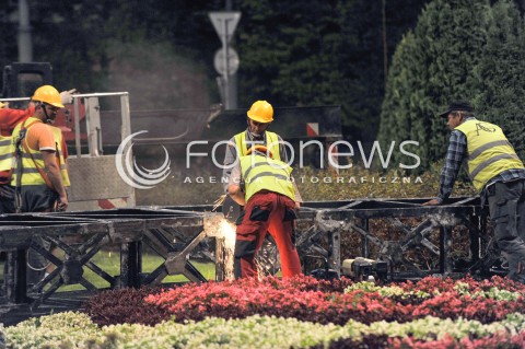  27.08.2015 WARSZAWA <br />DEMONTAZ TECZY NA PLACU ZBAWICIELA<br />N/Z ROBOTNICY DEMONTUJACY TECZE<br /> 