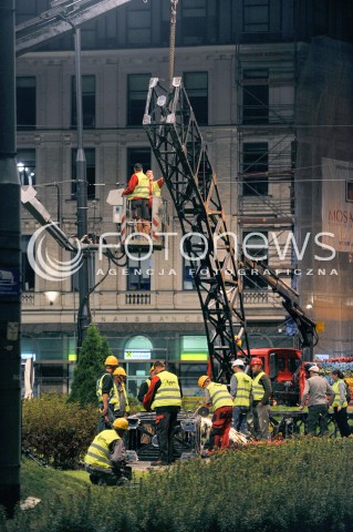 27.08.2015 WARSZAWA <br />DEMONTAZ TECZY NA PLACU ZBAWICIELA<br />N/Z ROBOTNICY DEMONTUJACY TECZE<br /> 