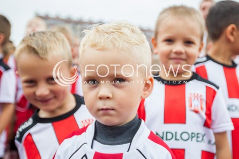  05.09.2015 RZESZOW<br />JUBILEUSZ 110-LECIA KLUBU RESOVIA RZESZOW<br />N/Z PREZENTACJA SEKCJI CWKS RESOVII RZESZOW MLODZI PILKARZE DZIECI<br /> 