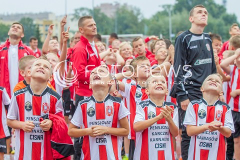  05.09.2015 RZESZOW<br />JUBILEUSZ 110-LECIA KLUBU RESOVIA RZESZOW<br />N/Z DZIECI KIBICE RESOVII OGLADAJA SKOKI SPADOCHRONOWE I PRZELOT SAMOLOTU MLODZI PILKARZE<br /> 