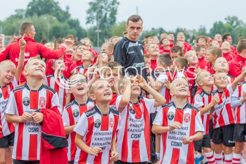  05.09.2015 RZESZOW<br />JUBILEUSZ 110-LECIA KLUBU RESOVIA RZESZOW<br />N/Z DZIECI KIBICE RESOVII OGLADAJA SKOKI SPADOCHRONOWE I PRZELOT SAMOLOTU MLODZI PILKARZE<br /> 