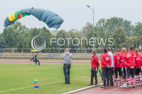  05.09.2015 RZESZOW<br />JUBILEUSZ 110-LECIA KLUBU RESOVIA RZESZOW<br />N/Z SPADOCHRONIARZ KIBICE RESOVII MLODZI PILKARZE OGLADAJA SKOKI SPADOCHRONOWE<br /> 