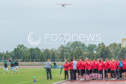  05.09.2015 RZESZOW<br />JUBILEUSZ 110-LECIA KLUBU RESOVIA RZESZOW<br />N/Z PRZELOT SAMOLOTU NAD BOISKIEM KIBICE RESOVII MLODZI PILKARZE <br /> 