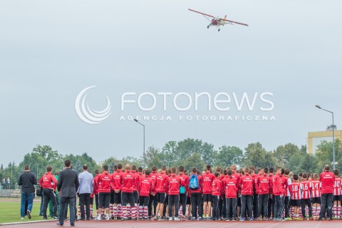 05.09.2015 RZESZOW<br />JUBILEUSZ 110-LECIA KLUBU RESOVIA RZESZOW<br />N/Z PRZELOT SAMOLOTU NAD BOISKIEM KIBICE RESOVII MLODZI PILKARZE <br /> 