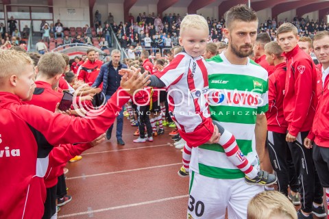  05.09.2015 RZESZOW<br />JUBILEUSZ 110-LECIA KLUBU RESOVIA RZESZOW<br />MECZ CWKS RESOVIA RZESZOW - LECHIA GDANSK<br />N/Z GRZEGORZ KUSWIK DZIECKO PRZYBIJA PIATKE<br /> 
