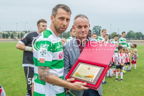  05.09.2015 RZESZOW<br />JUBILEUSZ 110-LECIA KLUBU RESOVIA RZESZOW<br />MECZ CWKS RESOVIA RZESZOW - LECHIA GDANSK<br />N/Z JAKUB WAWRZYNIAK NAGRODA<br /> 