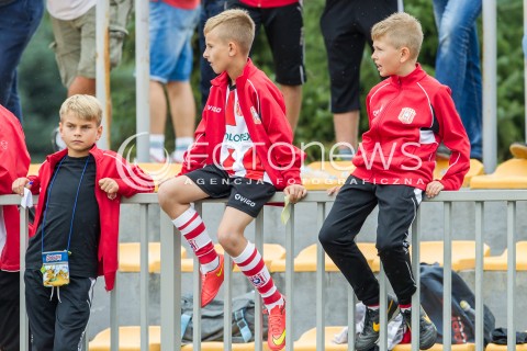  05.09.2015 RZESZOW<br />JUBILEUSZ 110-LECIA KLUBU RESOVIA RZESZOW<br />MECZ CWKS RESOVIA RZESZOW - LECHIA GDANSK<br />N/Z DZIECI KIBICE RESOVII OGLADAJA MECZ MLODZI PILKARZE<br /> 