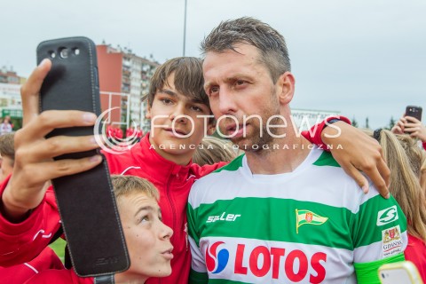  05.09.2015 RZESZOW<br />JUBILEUSZ 110-LECIA KLUBU RESOVIA RZESZOW<br />MECZ CWKS RESOVIA RZESZOW - LECHIA GDANSK<br />N/Z JAKUB WAWRZYNIAK DZIECI SELFIE ZDJECIA KIBICE<br /> 