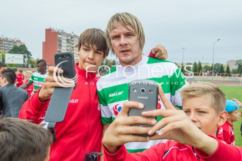  05.09.2015 RZESZOW<br />JUBILEUSZ 110-LECIA KLUBU RESOVIA RZESZOW<br />MECZ CWKS RESOVIA RZESZOW - LECHIA GDANSK<br />N/Z MILOS KRASIC DZIECI SELFIE ZDJECIA KIBICE<br /> 
