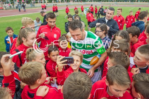  05.09.2015 RZESZOW<br />JUBILEUSZ 110-LECIA KLUBU RESOVIA RZESZOW<br />MECZ CWKS RESOVIA RZESZOW - LECHIA GDANSK<br />N/Z JAKUB WAWRZYNIAK DZIECI SELFIE ZDJECIA KIBICE<br /> 