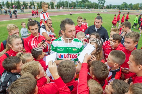  05.09.2015 RZESZOW<br />JUBILEUSZ 110-LECIA KLUBU RESOVIA RZESZOW<br />MECZ CWKS RESOVIA RZESZOW - LECHIA GDANSK<br />N/Z JAKUB WAWRZYNIAK ROZDAJE AUTOGRAFY DZIECI KIBICE<br /> 