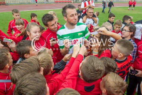  05.09.2015 RZESZOW<br />JUBILEUSZ 110-LECIA KLUBU RESOVIA RZESZOW<br />MECZ CWKS RESOVIA RZESZOW - LECHIA GDANSK<br />N/Z JAKUB WAWRZYNIAK ROZDAJE AUTOGRAFY DZIECI KIBICE<br /> 