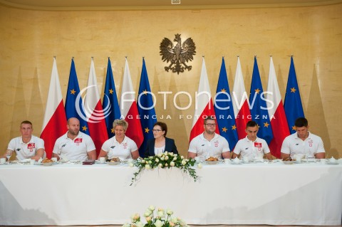  07.09.2015 WARSZAWA<br />SPOTKANIE PREMIER Z MEDALISTAMI MISTRZOSTW SWIATA PEKIN 2015<br />N/Z PREMIER EWA KOPACZ MEDALISCI<br /> 