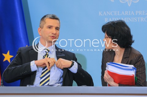  07.09.2015 WARSZAWA<br />KONFERENCJA PRASOWA RADY MINISTROW<br />N/Z MINISTER PRACY I POLITYKI SPOLECZNEJ WLADYSLAW KOSINIAK - KAMYSZ MINISTER FINANSOW MATEUSZ SZCZUREK HANNA MAJSZCZYK PODSEKRETARZ STANU<br /> 