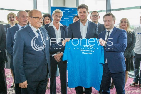  08.09.2015 RZESZOW<br />WIZYTA RYSZARDA PETRU W RZESZOWIE<br />RYSZARD PETRU POPARL PREZYDENTA RZESZOWA TADEUSZA FERENCA W WYBORACH DO SENATU<br />N/Z RYSZARD PETRU (C), TADEUSZ FERENC (L), MIROSLAW NOWAK (P)<br /> 