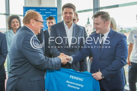  08.09.2015 RZESZOW<br />WIZYTA RYSZARDA PETRU W RZESZOWIE<br />RYSZARD PETRU POPARL PREZYDENTA RZESZOWA TADEUSZA FERENCA W WYBORACH DO SENATU<br />N/Z RYSZARD PETRU (C), TADEUSZ FERENC (L), MIROSLAW NOWAK (P)<br /> 