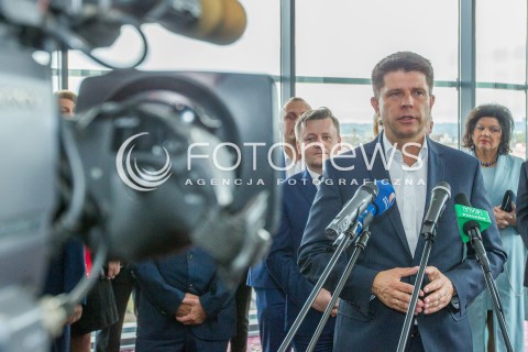  08.09.2015 RZESZOW<br />WIZYTA RYSZARDA PETRU W RZESZOWIE<br />RYSZARD PETRU POPARL PREZYDENTA RZESZOWA TADEUSZA FERENCA W WYBORACH DO SENATU<br />N/Z RYSZARD PETRU KAMERA TV<br /> 