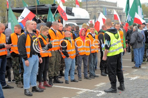  12.09.2015 WARSZAWA<br />MANIFESTACJA POLACY PRZECIW IMIGRANTOM<br />N/Z STRAJKUJACY<br /> 