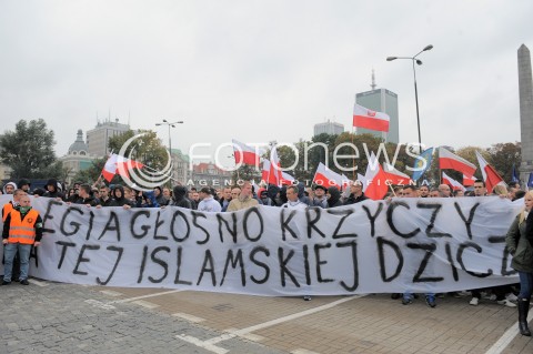  12.09.2015 WARSZAWA<br />MANIFESTACJA POLACY PRZECIW IMIGRANTOM<br />N/Z STRAJKUJACY<br /> 