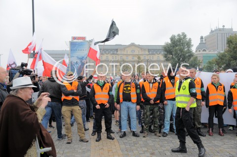 12.09.2015 WARSZAWA<br />MANIFESTACJA POLACY PRZECIW IMIGRANTOM<br />N/Z STRAJKUJACY<br /> 