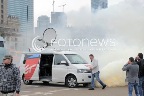  12.09.2015 WARSZAWA<br />MANIFESTACJA POLACY PRZECIW IMIGRANTOM<br />N/Z PLONACY SAMOCHOD RADIO ZET POZAR<br /> 