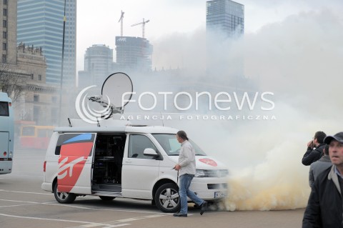  12.09.2015 WARSZAWA<br />MANIFESTACJA POLACY PRZECIW IMIGRANTOM<br />N/Z PLONACY SAMOCHOD RADIO ZET POZAR<br /> 