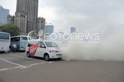  12.09.2015 WARSZAWA<br />MANIFESTACJA POLACY PRZECIW IMIGRANTOM<br />N/Z PLONACY SAMOCHOD RADIO ZET POZAR<br /> 