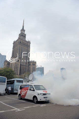  12.09.2015 WARSZAWA<br />MANIFESTACJA POLACY PRZECIW IMIGRANTOM<br />N/Z PLONACY SAMOCHOD RADIO ZET POZAR<br /> 