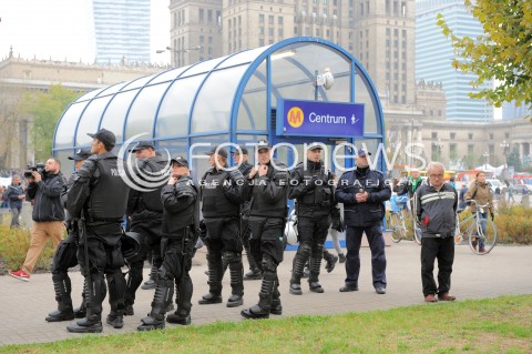 12.09.2015 WARSZAWA<br />MANIFESTACJA POLACY PRZECIW IMIGRANTOM<br />N/Z STRAJKUJACY POLICJA POLICJANCI<br /> 