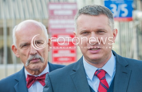  14.09.2015 WARSZAWA<br />KONFERENCJA PARTII KORWIN<br />PREZENTACJA NOWEGO POSLA W PARTII KORWIN<br />N/Z JANUSZ KORWIN - MIKKE PRZEMYSLAW WIPLER<br /> 