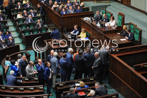  16.09.2015 WARSZAWA SEJM<br />NADZWYCZAJNE POSIEDZENIE SEJMU<br />N/Z KOLEJKA POSLOW DO ZLOZENIA ZAPYTAN<br /> 