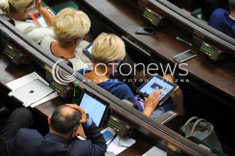  16.09.2015 WARSZAWA SEJM<br />NADZWYCZAJNE POSIEDZENIE SEJMU<br />N/Z POSLOWIE W CZASIE POSIEDZENIE DOTYCZACEGO UCHODZCOW TELEFONY TELEFON TABLET TABLETY KOMORKI KOMORKA<br /> 