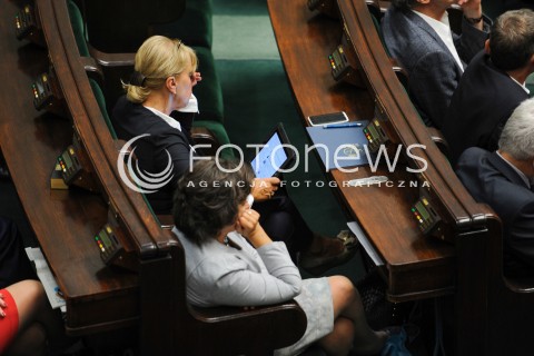  16.09.2015 WARSZAWA SEJM<br />NADZWYCZAJNE POSIEDZENIE SEJMU<br />N/Z POSLOWIE W CZASIE POSIEDZENIE DOTYCZACEGO UCHODZCOW TELEFONY TELEFON TABLET TABLETY KOMORKI KOMORKA<br /> 