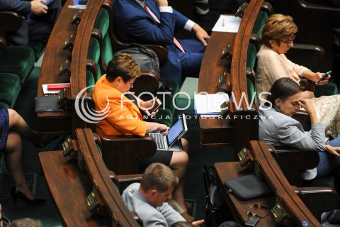  16.09.2015 WARSZAWA SEJM<br />NADZWYCZAJNE POSIEDZENIE SEJMU<br />N/Z POSLOWIE W CZASIE POSIEDZENIE DOTYCZACEGO UCHODZCOW TELEFONY TELEFON TABLET TABLETY KOMORKI KOMORKA<br /> 