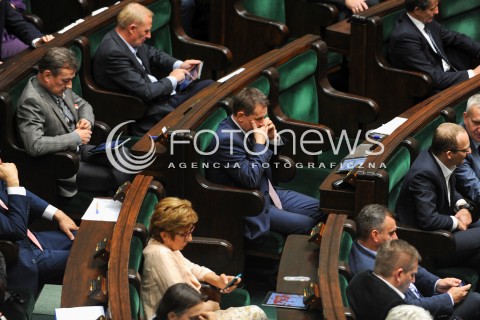  16.09.2015 WARSZAWA SEJM<br />NADZWYCZAJNE POSIEDZENIE SEJMU<br />N/Z POSLOWIE W CZASIE POSIEDZENIE DOTYCZACEGO UCHODZCOW TELEFONY TELEFON TABLET TABLETY KOMORKI KOMORKA<br /> 