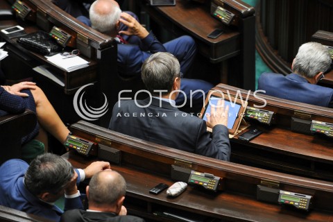  16.09.2015 WARSZAWA SEJM<br />NADZWYCZAJNE POSIEDZENIE SEJMU<br />N/Z POSLOWIE W CZASIE POSIEDZENIE DOTYCZACEGO UCHODZCOW TELEFONY TELEFON TABLET TABLETY KOMORKI KOMORKA<br /> 