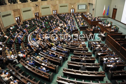  16.09.2015 WARSZAWA SEJM<br />NADZWYCZAJNE POSIEDZENIE SEJMU<br />N/Z JAROSLAW KACZYNSKI PRZEMAWIA W SEJMIE SALA OBRAD SALA SEJMOWA WIDOK VIEW<br /> 