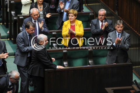  16.09.2015 WARSZAWA SEJM<br />NADZWYCZAJNE POSIEDZENIE SEJMU<br />N/Z JAROSLAW KACZYNSKI PO PRZEMOWIENIU BEATA SZYDLO MAREK KUCHCINSKI BRAWO BRAWA<br /> 