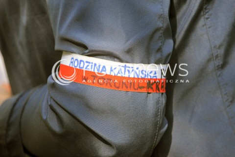  17.09.2015 WARSZAWA<br />OTWARCIE MUZEUM KATYNSKIEGO <br />N/Z OPASKA NAPIS RODZINA KATYNSKA <br /> 