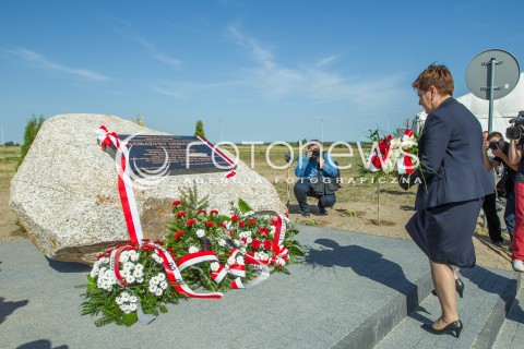  18.09.2015 RZESZOW<br />WIZYTA BEATY SZYDLO NA PODKARPACIU<br />ZLOZENIE KWIATOW PRZY TABLICY POSWIECONEJ GRAZYNIE GESICKIEJ W PARKU NAUKOWO TECHNOLOGICZNYM RZESZOW DWORZYSKO<br />N/Z BEATA SZYDLO<br /> 