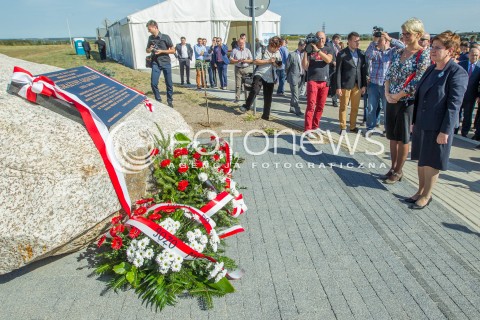  18.09.2015 RZESZOW<br />WIZYTA BEATY SZYDLO NA PODKARPACIU<br />ZLOZENIE KWIATOW PRZY TABLICY POSWIECONEJ GRAZYNIE GESICKIEJ W PARKU NAUKOWO TECHNOLOGICZNYM RZESZOW DWORZYSKO<br />N/Z BEATA SZYDLO<br /> 