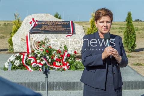  18.09.2015 RZESZOW<br />WIZYTA BEATY SZYDLO NA PODKARPACIU<br />ZLOZENIE KWIATOW PRZY TABLICY POSWIECONEJ GRAZYNIE GESICKIEJ W PARKU NAUKOWO TECHNOLOGICZNYM RZESZOW DWORZYSKO<br />N/Z BEATA SZYDLO<br /> 