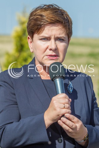  18.09.2015 RZESZOW<br />WIZYTA BEATY SZYDLO NA PODKARPACIU<br />ZLOZENIE KWIATOW PRZY TABLICY POSWIECONEJ GRAZYNIE GESICKIEJ W PARKU NAUKOWO TECHNOLOGICZNYM RZESZOW DWORZYSKO<br />N/Z BEATA SZYDLO<br /> 