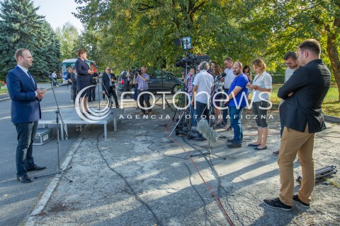  18.09.2015 ROPCZYCE<br />WIZYTA BEATY SZYDLO NA PODKARPACIU<br />WIZYTA W ZAKLADACH MAGNEZYTOWYCH<br />N/Z BEATA SZYDLO KONFERENCJA PRASOWA ROBERT MASTALEREK BRIEFING BACKSTAGE<br /> 