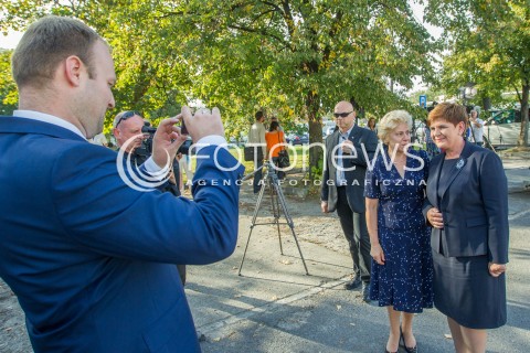  18.09.2015 ROPCZYCE<br />WIZYTA BEATY SZYDLO NA PODKARPACIU<br />WIZYTA W ZAKLADACH MAGNEZYTOWYCH<br />N/Z MARCIN MASTALEREK ROBI ZDJECIE BEATA SZYDLO I JEJ FANCE<br /> 