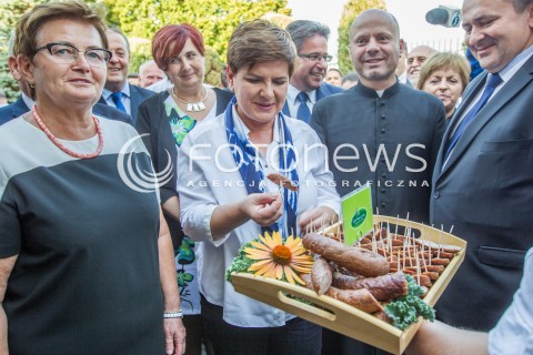  18.09.2015 GORA ROPCZYCKA ( SEDZISZOW MALOPOLSKI )<br />WIZYTA BEATY SZYDLO NA PODKARPACIU<br />WIZYTA W GOSPODARSTWIE ROLNYM W GORZE ROPCZYCKIEJ<br />N/Z BEATA SZYDLO KOSZTUJE WEDLINY W PIATEK<br /> 