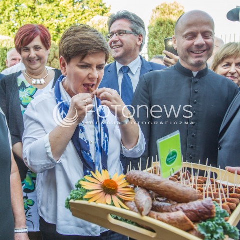  18.09.2015 GORA ROPCZYCKA ( SEDZISZOW MALOPOLSKI )<br />WIZYTA BEATY SZYDLO NA PODKARPACIU<br />WIZYTA W GOSPODARSTWIE ROLNYM W GORZE ROPCZYCKIEJ<br />N/Z BEATA SZYDLO KOSZTUJE WEDLINY W PIATEK<br /> 
