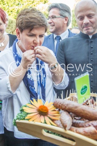  18.09.2015 GORA ROPCZYCKA ( SEDZISZOW MALOPOLSKI )<br />WIZYTA BEATY SZYDLO NA PODKARPACIU<br />WIZYTA W GOSPODARSTWIE ROLNYM W GORZE ROPCZYCKIEJ<br />N/Z BEATA SZYDLO KOSZTUJE WEDLINY W PIATEK<br /> 