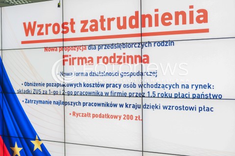  26.09.2015 WARSZAWA<br />KONFERENCJA PRASOWA LESZKA MILLERA I JANUSZA PALIKOTA<br />N/Z NAPIS PROGRAM ZJEDNOCZONEJ LEWICY WZROST ZATRUDNIENIA FIRMA RODZINNA<br /> 